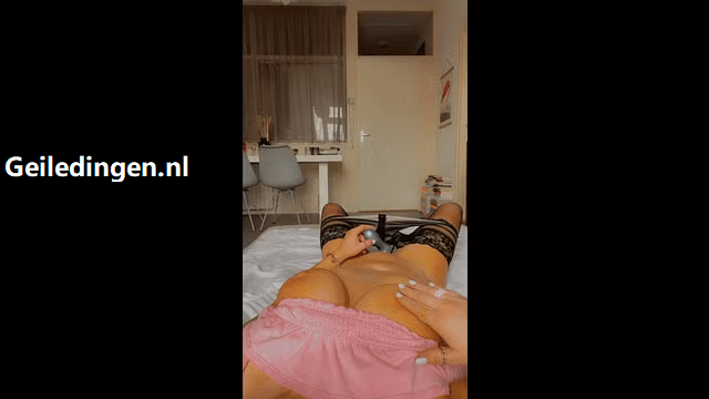 Rijpe blogmama speelt met satisfyer en laat zien hoe ze pijpt