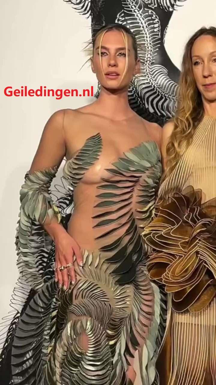 Maan de steenwinkel haar borsten bijna volledig zichtbaar